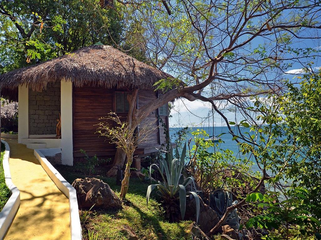 Auberge Le Maki Lodge Ampangorinana Room photo
